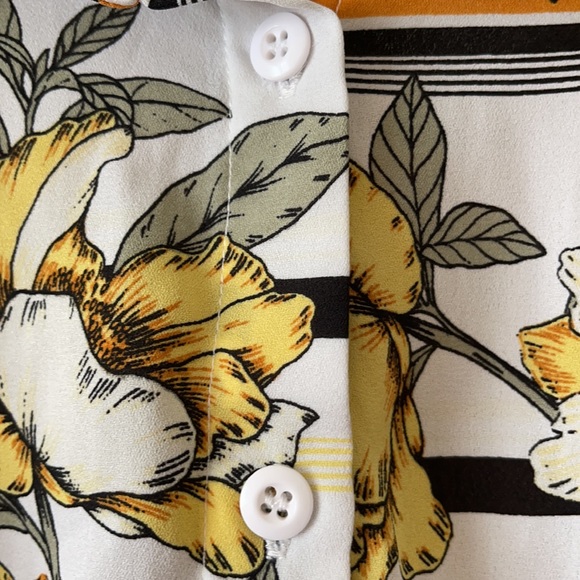 Charlotte Russe Size Small Flower print Blouse - Picture 7 of 12